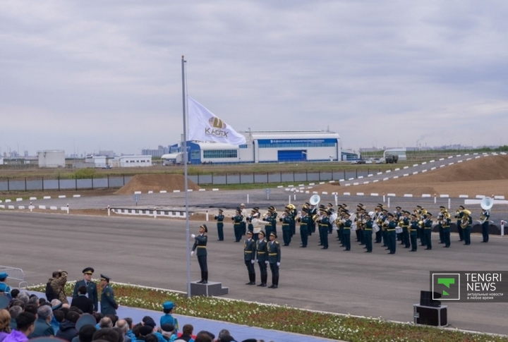 Дефиле военно-духовых оркестров стран ближнего и дальнего зарубежья. Открытие выставки ознаменовалось поднятием флага KADEX-2014.