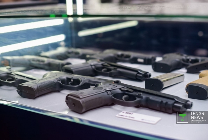 На выставке представлены также и  травматические пистолеты.