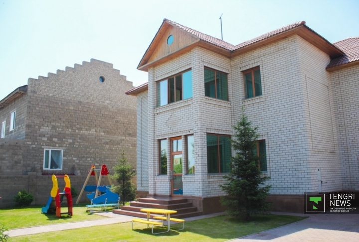 Сегодня в Казахстане работает 17 Домов мам во всех областных центрах республики. В них проживают 98 мам. На стадии открытия еще 10 центров.